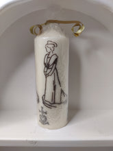 Charger l&#39;image dans la galerie, Bougie avec dessin monochrome ou coloré &quot;costume du pays d&#39;Arles&quot; et traditions provençales
