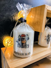 Charger l'image dans la galerie, Bougies avec dessin de "fêtes" Noël 2025
