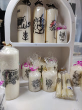 Charger l&#39;image dans la galerie, Bougie avec dessin &quot;Camargue&quot;ou &quot;tradition&quot;

