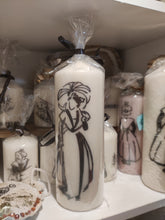 Charger l'image dans la galerie, Bougie avec dessin monochrome ou coloré "costume du pays d'Arles" et traditions provençales
