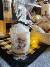 Charger l'image dans la galerie, Bougie avec dessin monochrome ou coloré "costume du pays d'Arles" et traditions provençales
