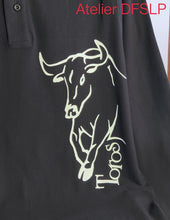 Charger l&#39;image dans la galerie, POLO HOMME NOIR, à manches longues, demi toro blanc avec inscription &quot;toros&quot;
