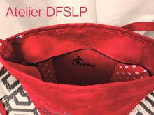 Charger l&#39;image dans la galerie, SAC &quot;BARRICADE&quot; en SUEDINE &quot;ROUGE &quot;  (taille M)  impression TORO
