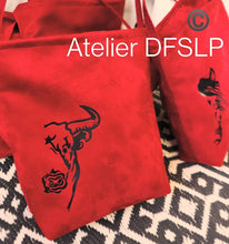 Charger l&#39;image dans la galerie, SAC &quot;BARRICADE&quot; en SUEDINE &quot;ROUGE &quot;  (taille M)  impression TORO
