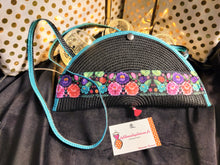 Charger l&#39;image dans la galerie, POCHETTE-SAC noire et fleur turquoise /CARTERA DE MANO
