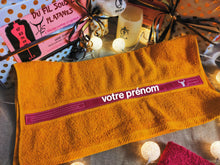 Charger l&#39;image dans la galerie, SERVIETTE &quot;avec prénom&quot; esprit &quot;CAPOTE&quot; 50x100 ET
