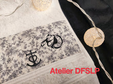 Charger l&#39;image dans la galerie, UNE SERVIETTE- LUXE- &quot;avec prénom&quot; logo &quot;Arlésienne&quot; 50x100
